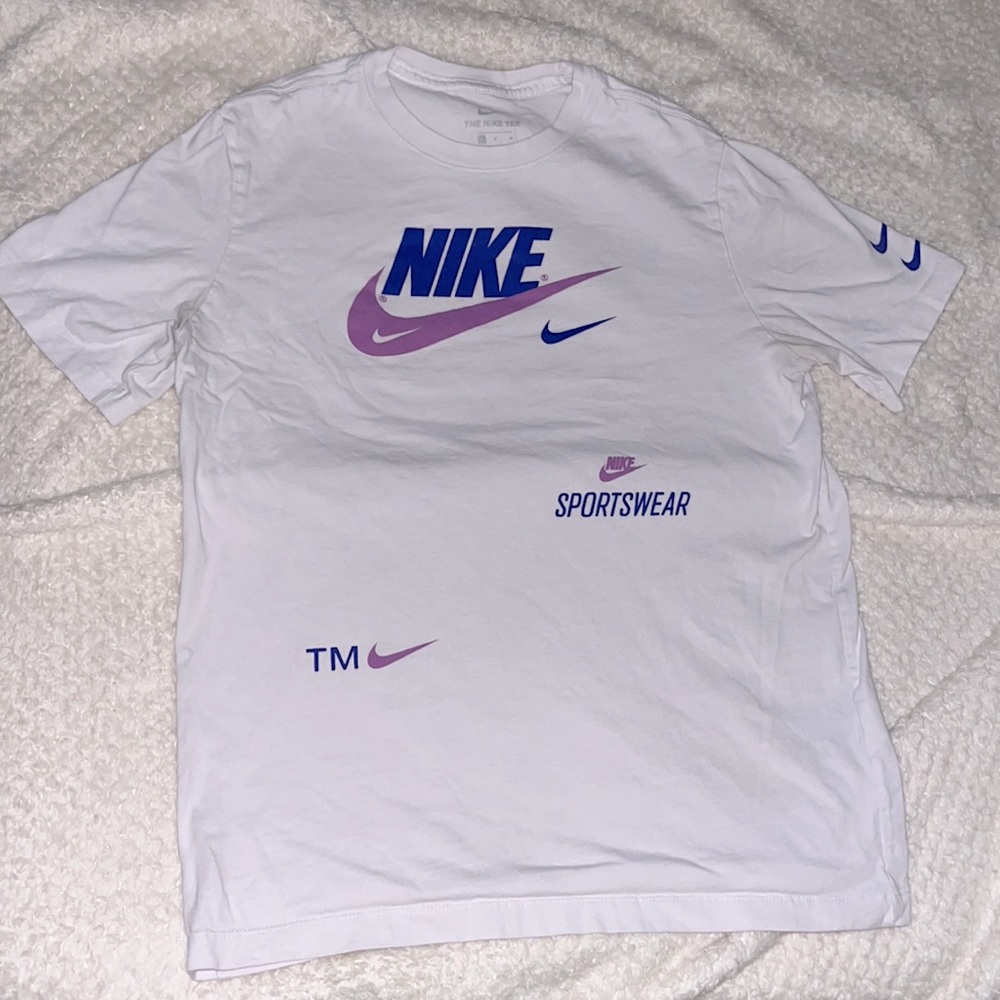 Size medium white nike t shirt.